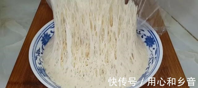 松软|这种创意油条做法，外皮酥掉渣，里面松软香甜，好吃又简单！