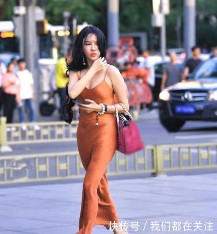 真丝 橙色小吊带裙搭配粉色包包,贴身舒适,展现成熟风情!