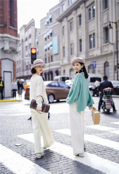 街拍:身材高挑的小姐姐,骨感的美人,回头一笑百媚生