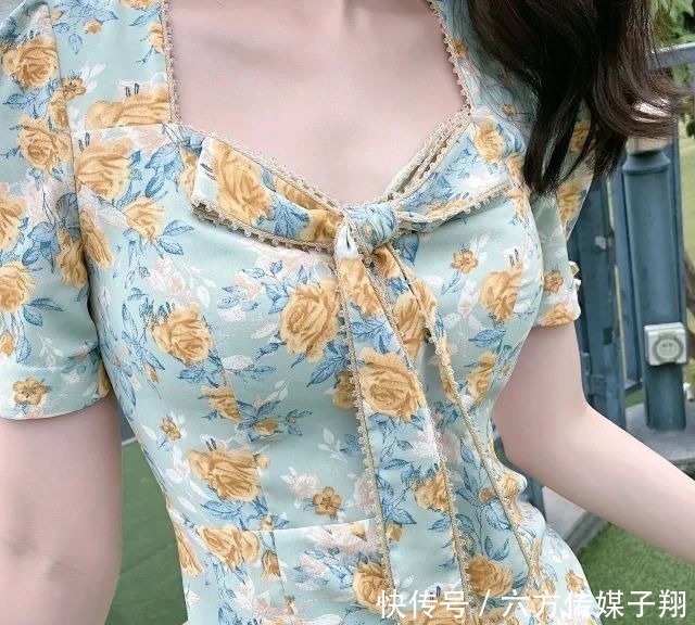 连身裙|这身印花裙真有特色，V领处打个蝴蝶结，女人的贵气立马浮现