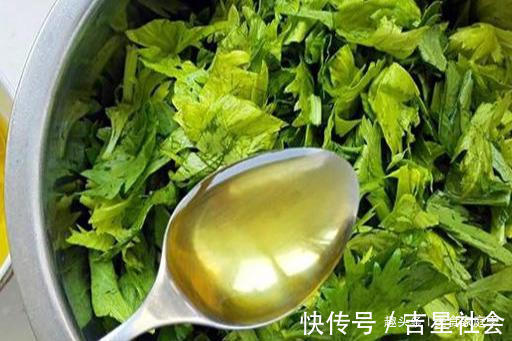 空干|吃芹菜，很多人都把最有营养的部分扔了，简单一蒸，我家都爱吃