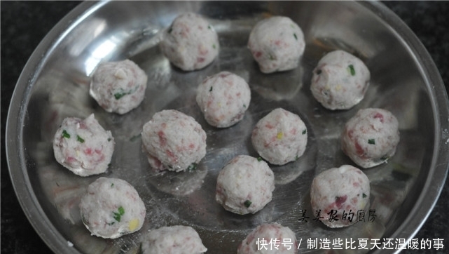 年菜少不了炸丸子,大厨教你一招,3块钱能炸1大盆,那叫一个酥香