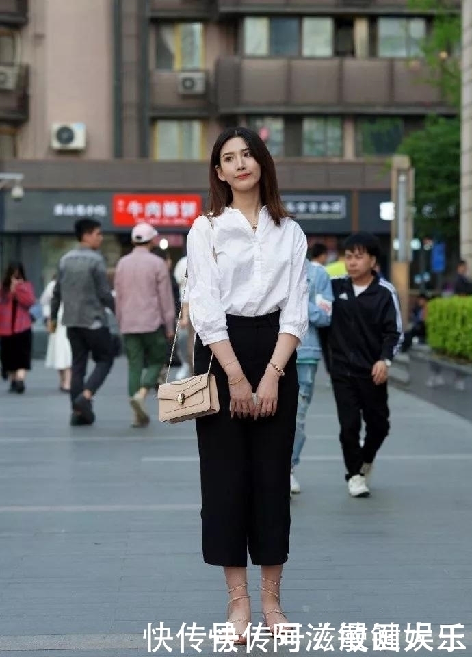 美女脚上搭配着一双气质的高跟凉鞋,能够凸显出她身上唯美的气息