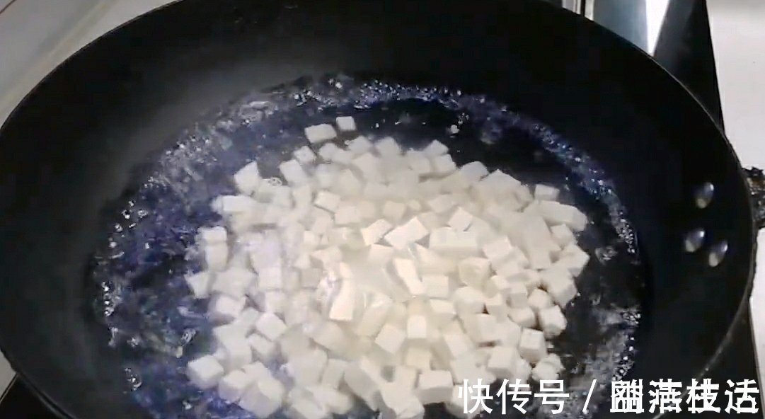 水豆腐|豆腐切成丁，不炒不炖不油炸，连吃1个月也不嫌烦，先收藏了