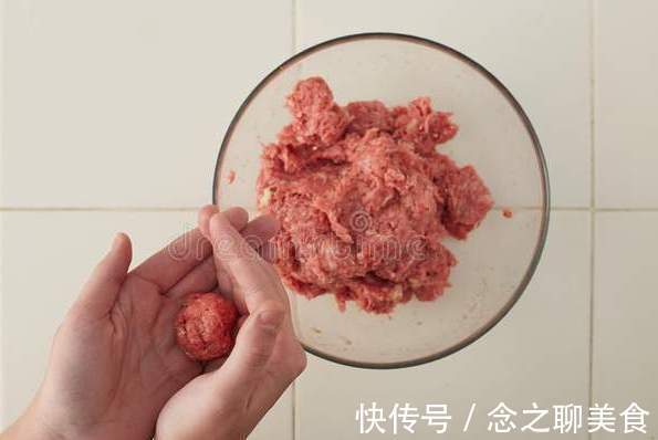 汆丸子|汆丸子,记住3个小窍门,丸子劲道弹牙,又香又嫩滑,入锅不会散