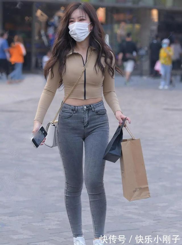 漏肩上衣 蓝色漏肩上衣,搭配浅蓝牛仔裤,清新舒适,高级感魅力