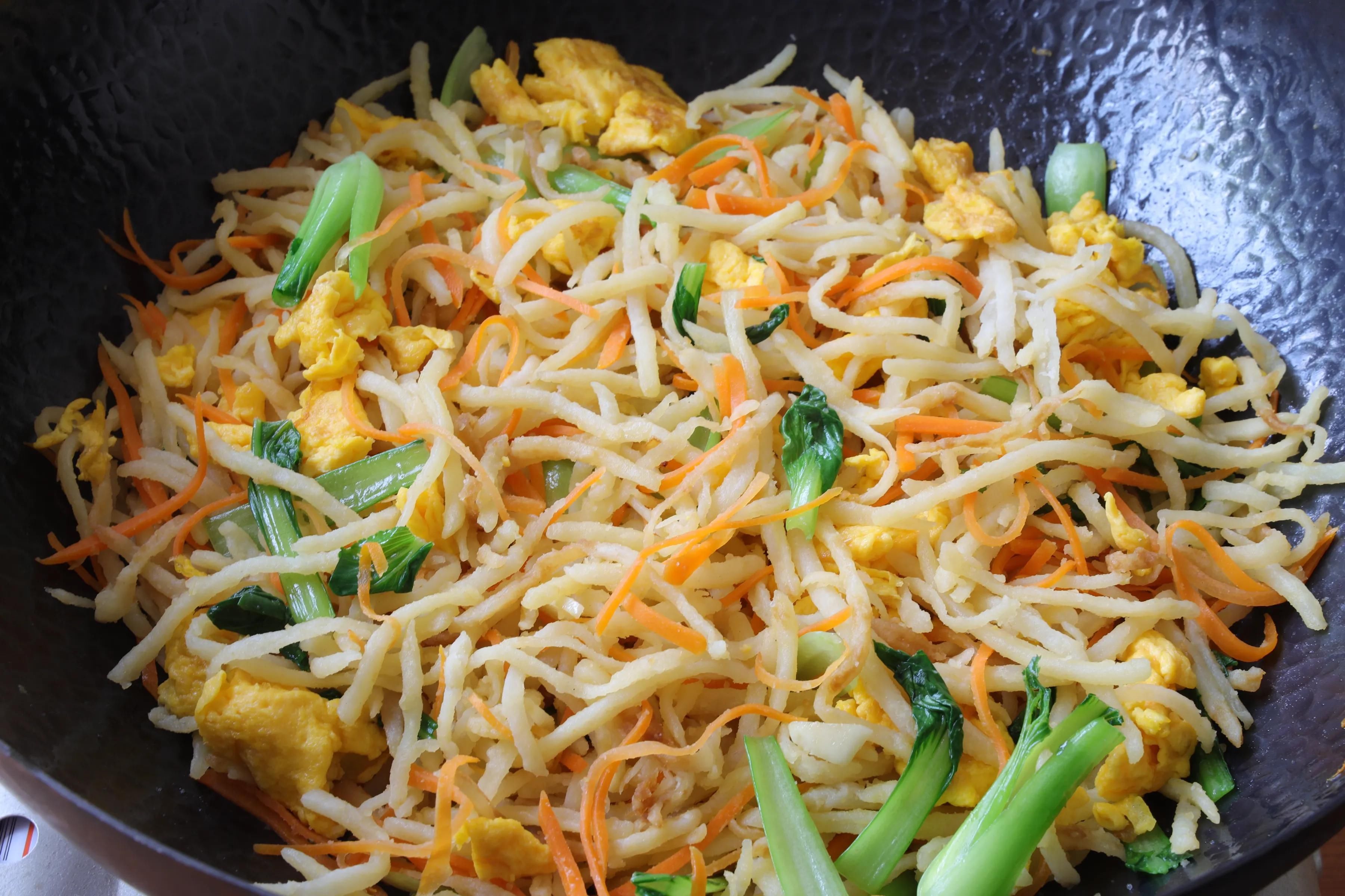 青菜|伏天，我家最爱的土豆吃法，炒一大锅，蔬菜主食都有，好吃又省事