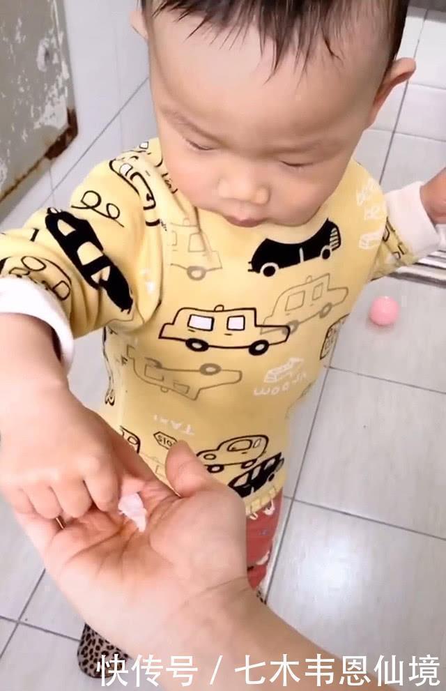 天真|妈妈上厕所发现没纸了,求助儿子,宝宝送来手纸那一刻妈妈无语了