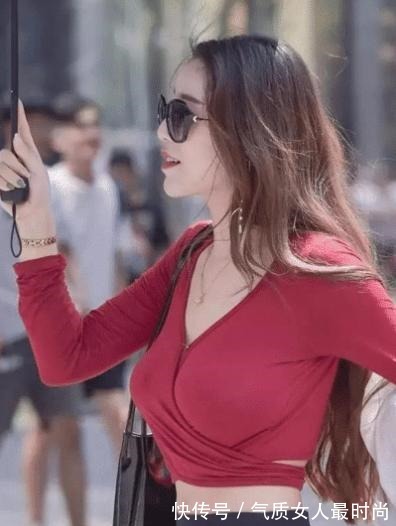 框眼镜 酒红色上衣搭配开叉裤，身材高挑，展现性感魅惑！