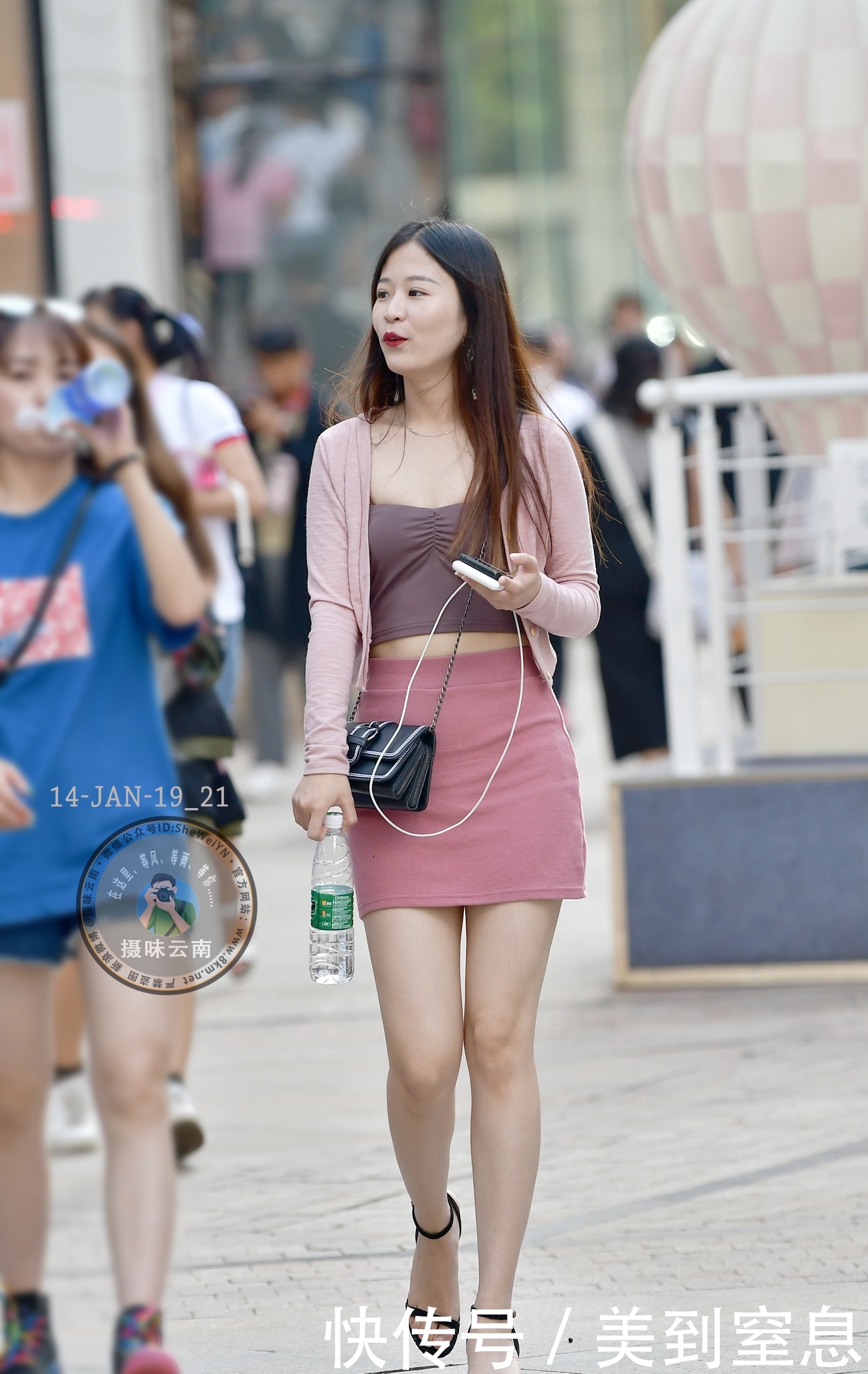 街拍:粉色短裙搭配露脐小背心简单十足,亮丽清新,很有少女气质