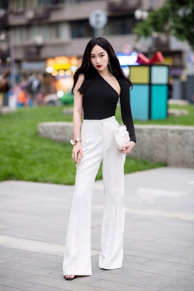 街拍：姑娘穿得特别简约，穿着时尚大方，长得更漂亮有气质