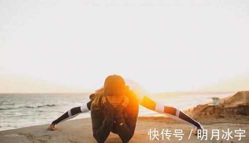 女性|睡前四个坏习惯会加速女性衰老，40岁之后，劝你一个都别忽视