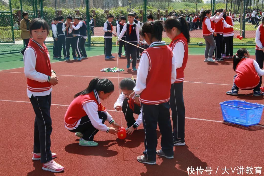中小学校|因为“下课去玩”被点名批评,爸爸怒了:孩子“野一点”又何妨!