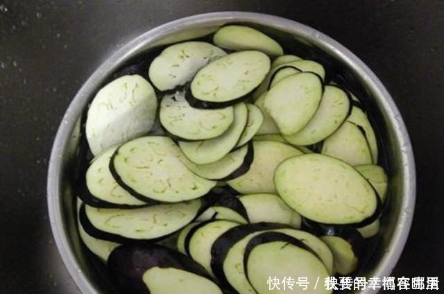 茄子|炒茄子，先放油可就错了，大厨想要茄子不腻不发黑，这样做