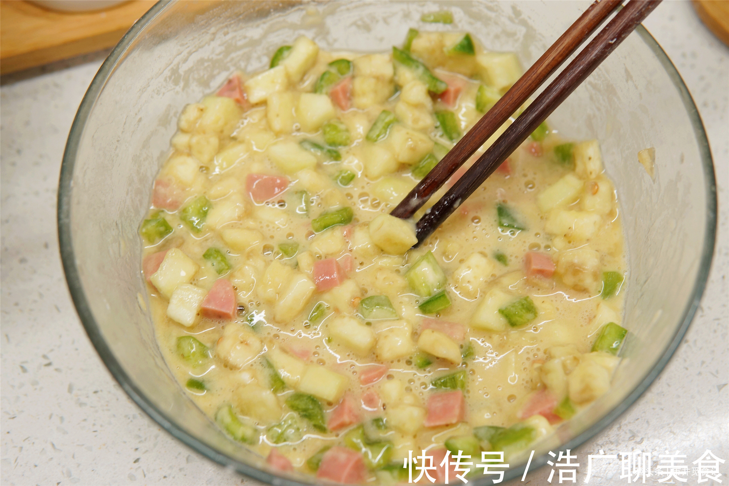 夏天|夏天，我家爱吃的“茄子饼”，简单省事，早餐能吃五六块，真香呀