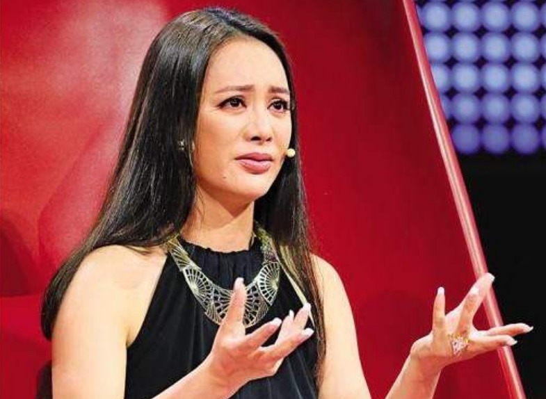 谄媚|宁静当年蹲在张国立脚边说话,表情谄媚,一旁的章子怡满脸不屑