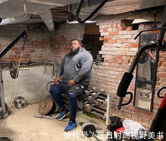 重量|超重量级的力量大神,体重197公斤“无装备”卧推355公斤