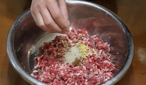 炸牛肉丸子为什么要加馒头？掌握这个小技巧，口感松软不发硬