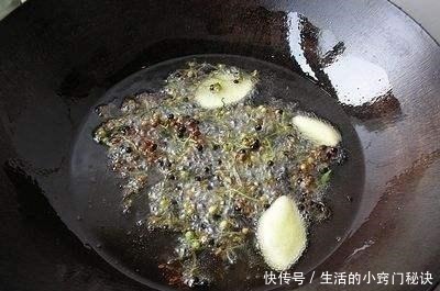 调肉馅时,有2种料不能少,包成饺子才会软嫩不柴,咬一口会流汁