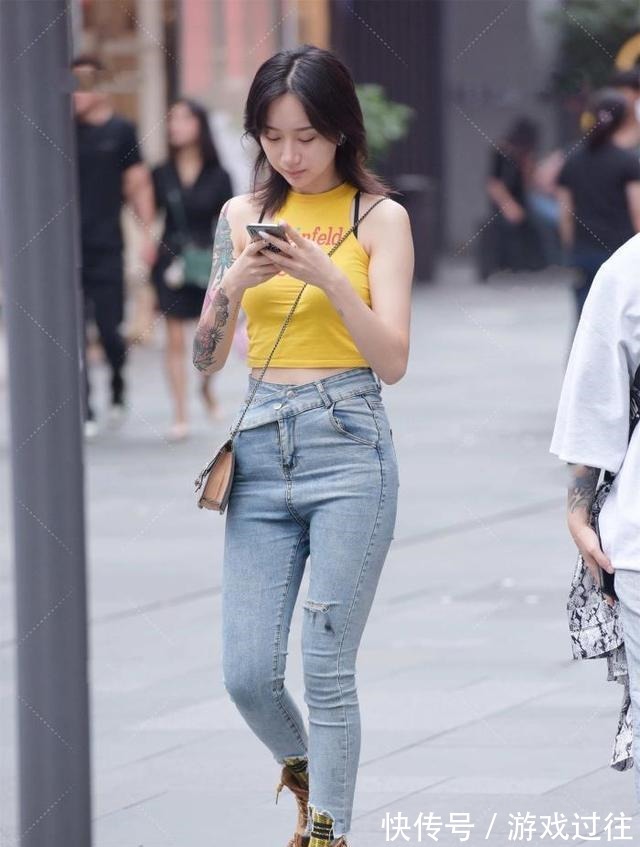 马丁靴子 黄色短衫搭配浅色牛仔裤,完美地塑造出时尚风格的休闲装!
