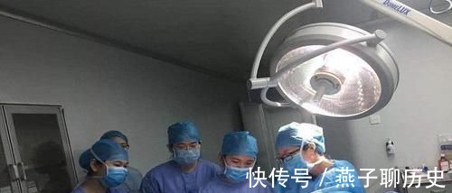 孕妈|孕妈“分娩”时疼痛难忍,丈夫直接就是一巴掌,一旁的医生看愣了