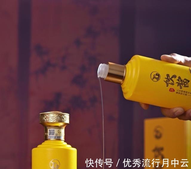 饮酱20年酱香酒雨天小酌一杯才清爽！饮酱20年酱香酒雨天小酌一杯才清爽！