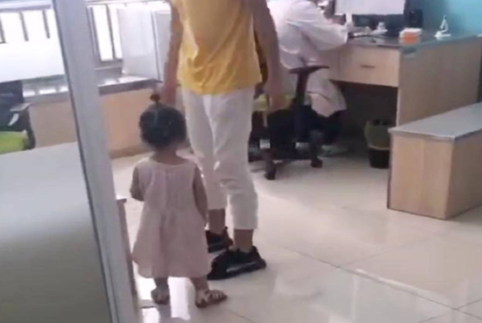 疼痛|3岁萝莉打疫苗被扎哭,缓过劲来越想越气,找医生报仇萌翻众人