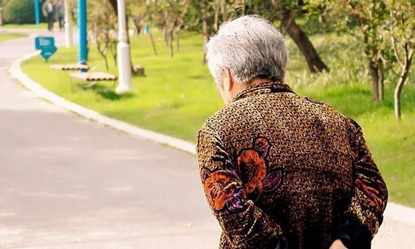 紫外线|为何有人40岁长满老年斑,而有人60岁也没长,皮肤还白净?