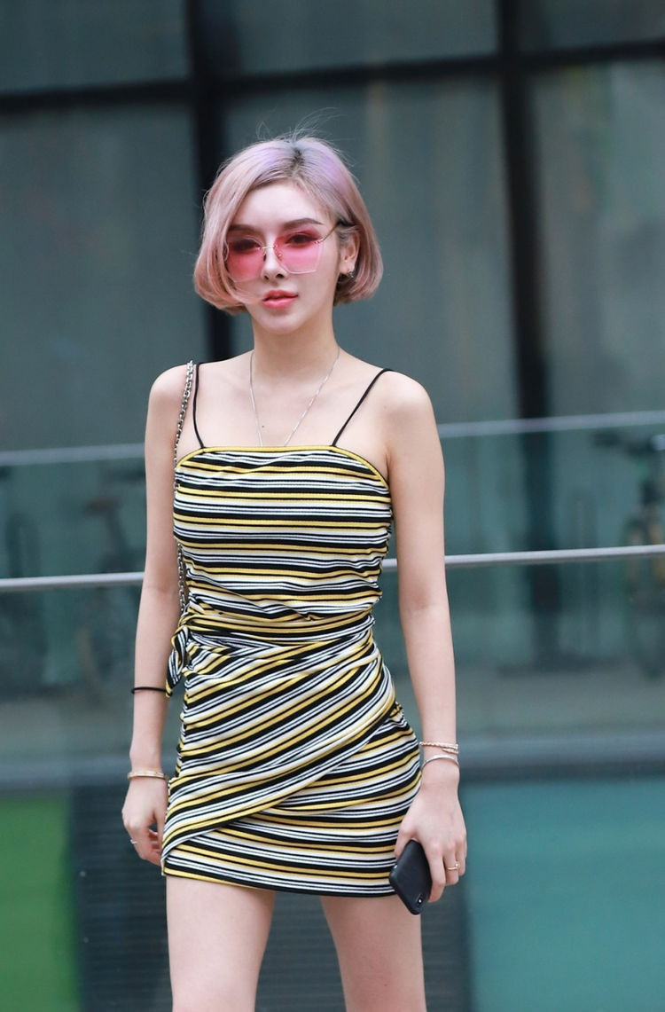 包包|街拍:小姐姐身材气质佳,包包搭配很另类