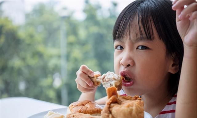 孩子|孩子3岁前要管好嘴,儿科医生:三类食物孩子越吃脾会越虚!