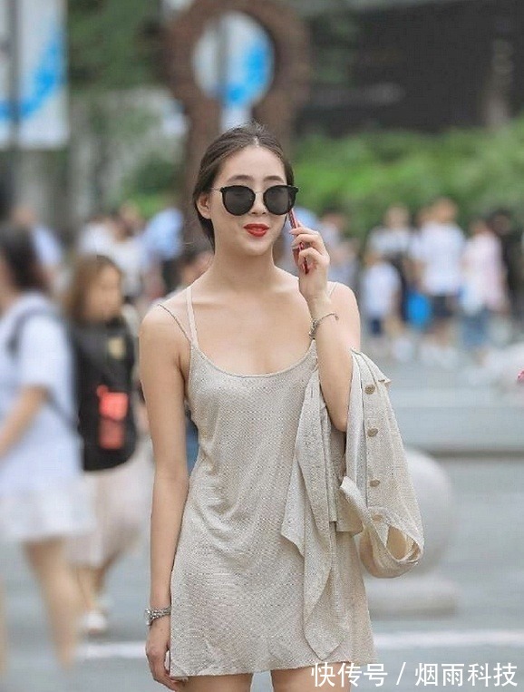 穿衣搭配 小姐姐穿浅色的吊带裙,装扮这么精悍,让民气生敬畏吧?