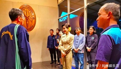 妮娜|诗妮娜亮相开发会,穿半高领看不见脖子,一身混搭身材细如闪电