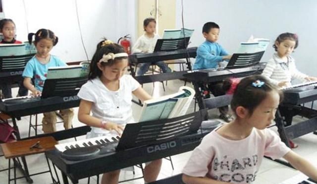 兴趣|儿童在4岁前不能接触这2个兴趣班，会影响身体发育，家长要了解