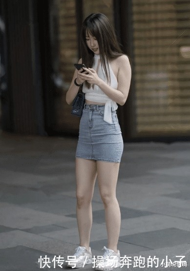 背心|白色吊带背心搭配牛仔短裙,时尚靓丽,青春美丽