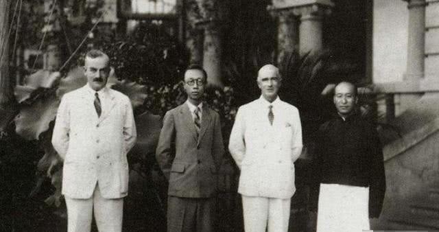 溥仪|溥仪最爷们的8天,愣是将审判席坐出龙椅气势,拍桌子怒怼日本天皇!