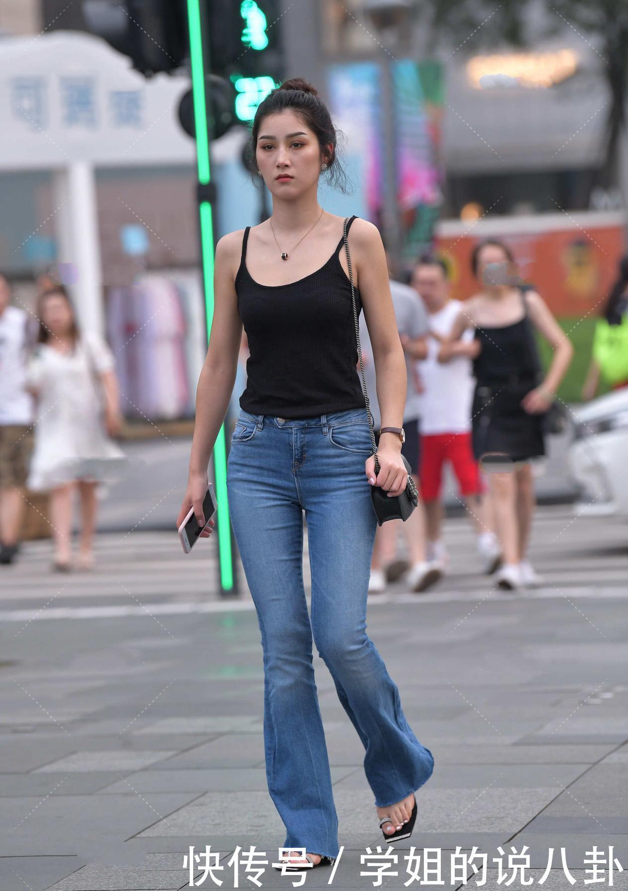 黑色背心简单百搭，选对搭配方法，潮流高级