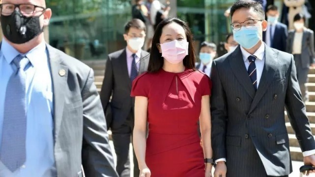 装扮 孟晚舟大胆换风格眼前一亮!首穿“少女风”套装,披肩长发变女神