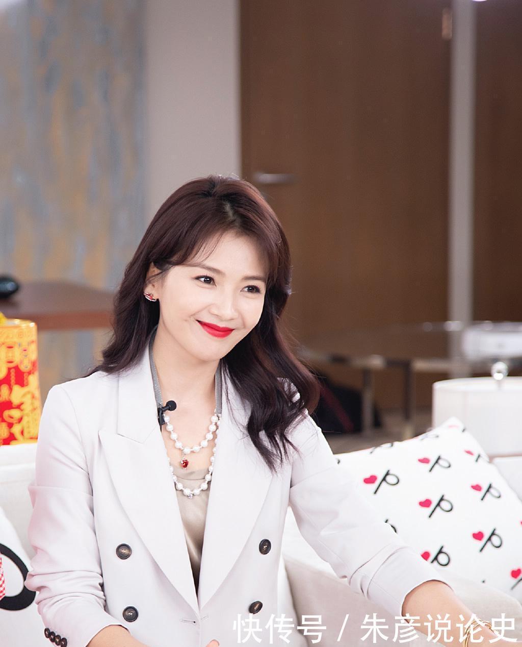 45岁女人显年轻的发型有哪些?中长直发或卷发都很好,时尚又优雅