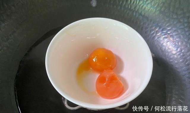 美味|咸蛋黄烤鸡,教你在家做网红美味,方法简单,味道鲜美,骨脆至香