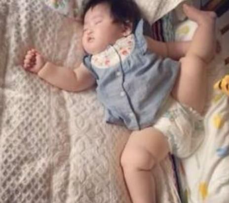 原因|为什么宝宝睡着后很不老实？看了原因后，能让宝宝睡得好一点