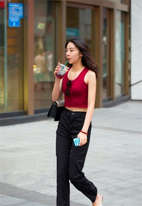 身穿|街拍身穿红色短上衣的小美女,长发飘飘,非常有型
