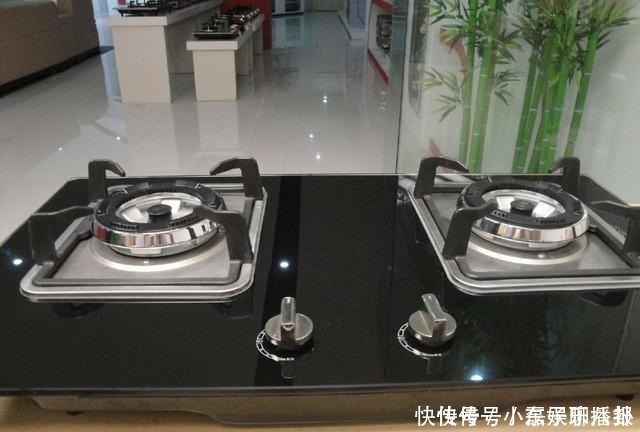 黑火|燃气灶下面2个铁片没事别乱动！听厂家一解释，才知用处这么大