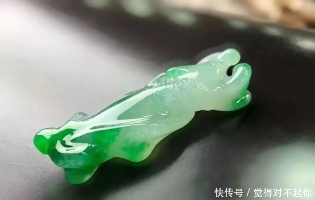 水头|老大爷嫌自己佩戴的翡翠水头不太好,用水一泡后,一看吓了一跳