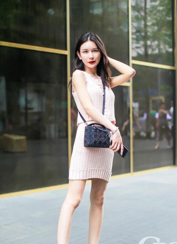 牛仔裤|路人街拍,浅色牛仔裤打造出小姐姐的清新阳光