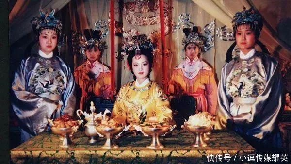  老太妃生病|红楼梦：此人才是贾府最大的靠山，她一死贾家直接进入衰败倒计时