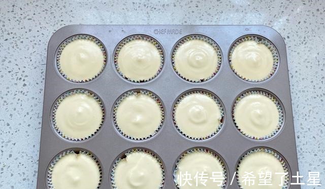 想吃杯子蛋糕不用买，在家轻松做出水光肌小蛋糕，不皱不裂又饱满！