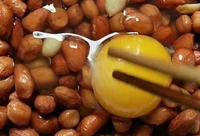 在花生里放一个鸡蛋,味道鲜美,吃起来容易