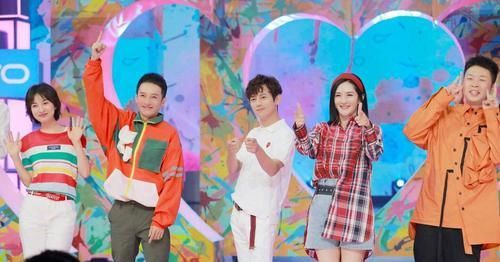 《新闻联播》主持人为什么要低头看稿？他们手里的纸是干嘛用的？