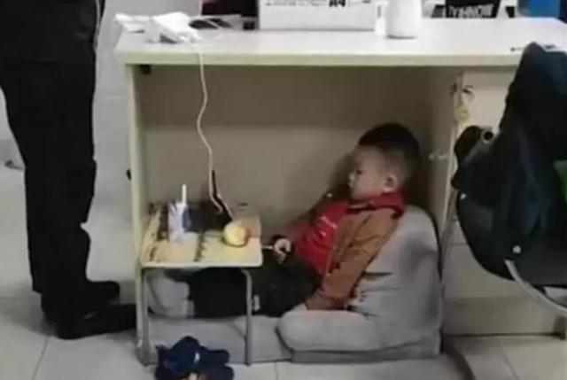 动画片|“最美厂花”带儿子上班，孩子在妈妈怀里睡着，网友感叹更美了