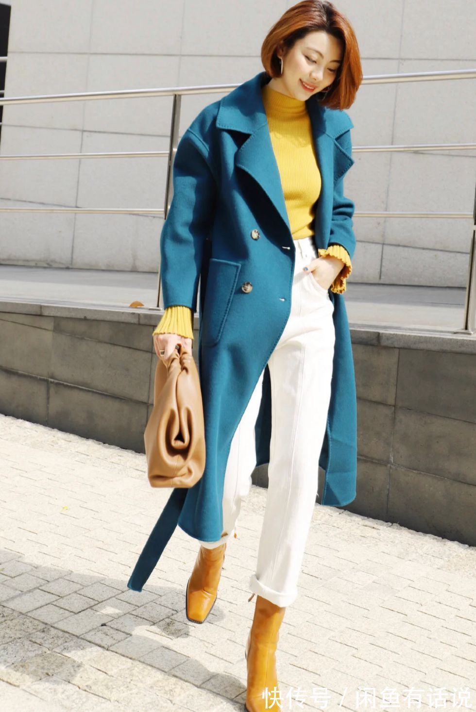 白裤子 不管是穿大衣还是羽绒服,今年流行搭配“白裤子”,时髦又高级感